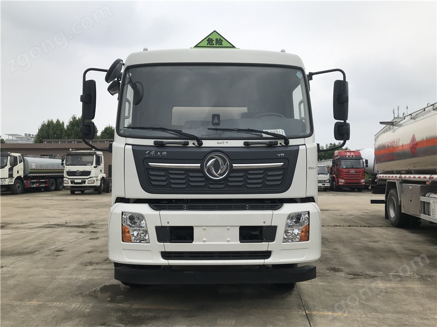 東風(fēng)天錦VR小三軸鋁合金運(yùn)油車