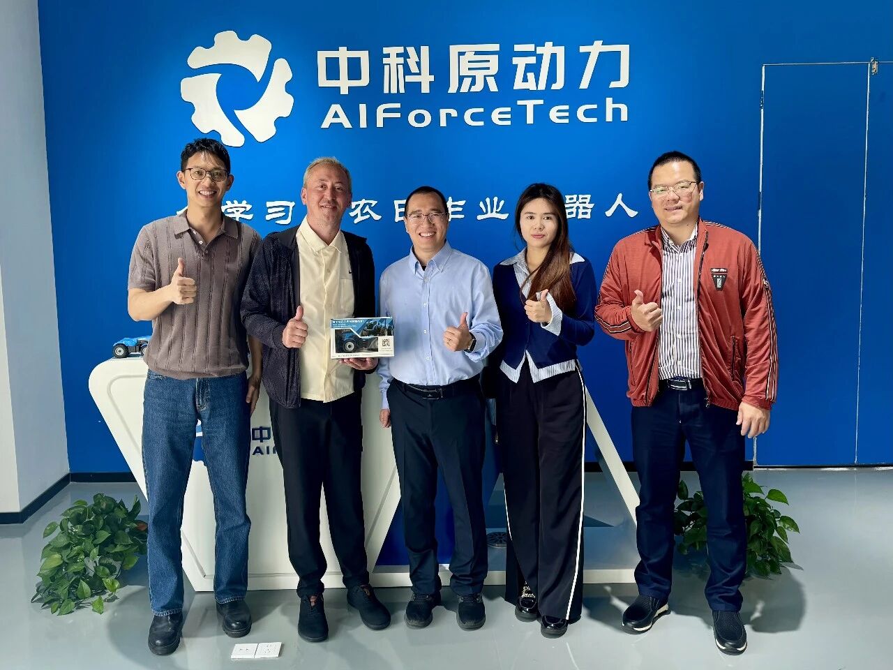 塞爾維亞總秘書(shū)處副秘書(shū)長(zhǎng)一行到訪中科原動(dòng)力  共探智慧農(nóng)業(yè)國(guó)際合作新機(jī)遇